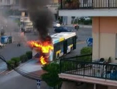 Φωτιά σε λεωφορείο στη Νίκαια, δίνουν μάχη οι πυροσβέστες